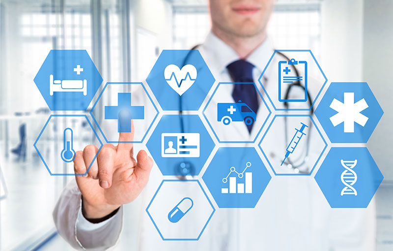 Arzt bedient ein modernes medizinisches Touch-Display mit strukturierten Patientendaten.
